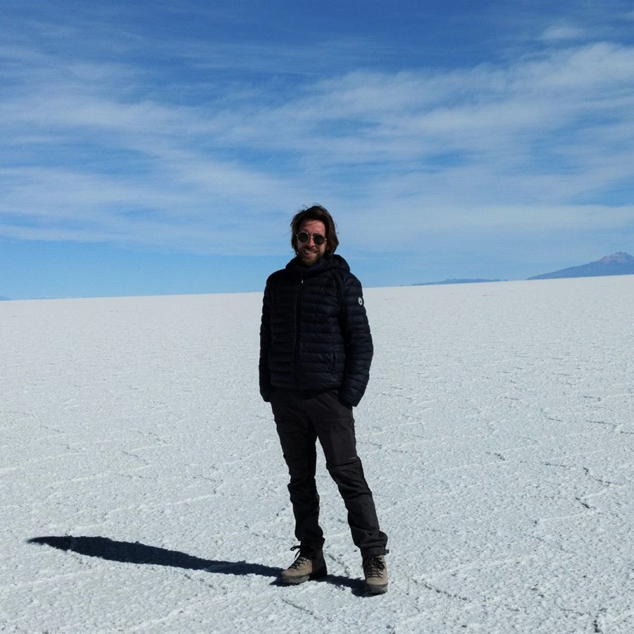 Benjamin, cofondateur de Dear Travel, dans le salar d’Uyuni, en Bolivie