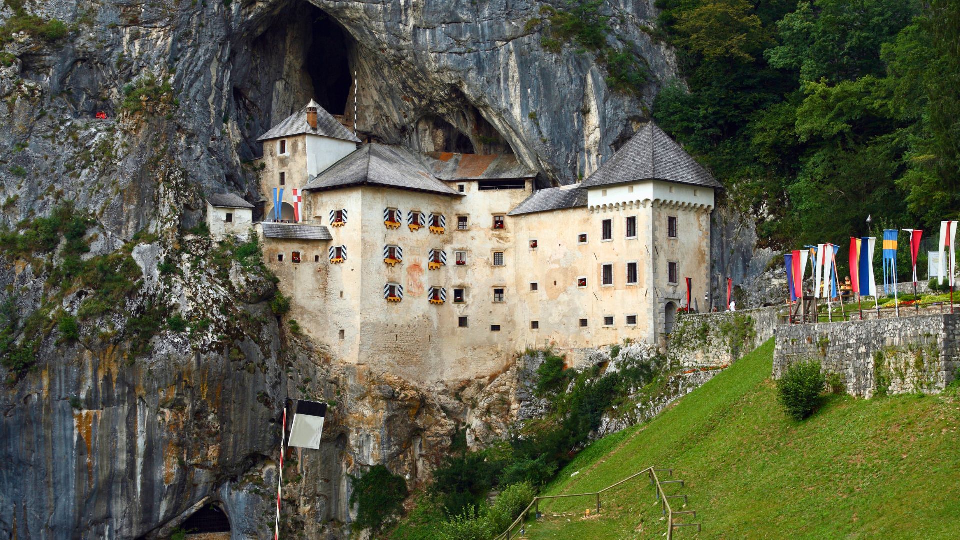 château-de-predjama-slovénie